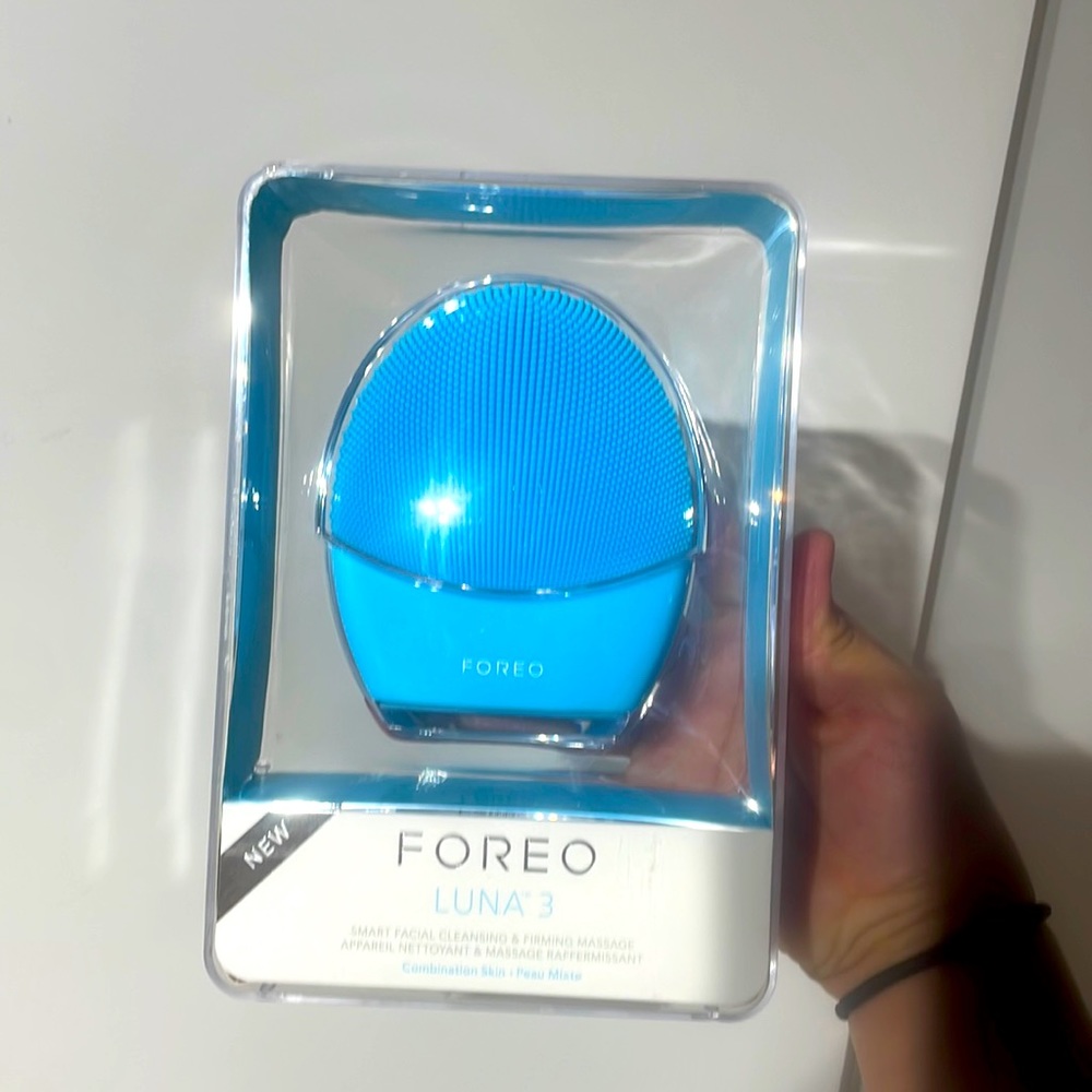 Foreo Luna 3 face cleansing brush